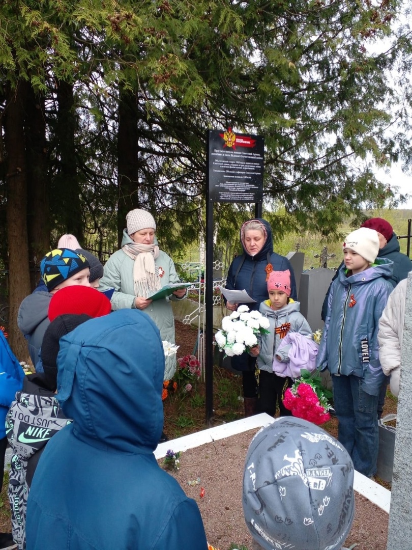 Сегодня прошел митинг на братском захоронении в д. Яблоново.