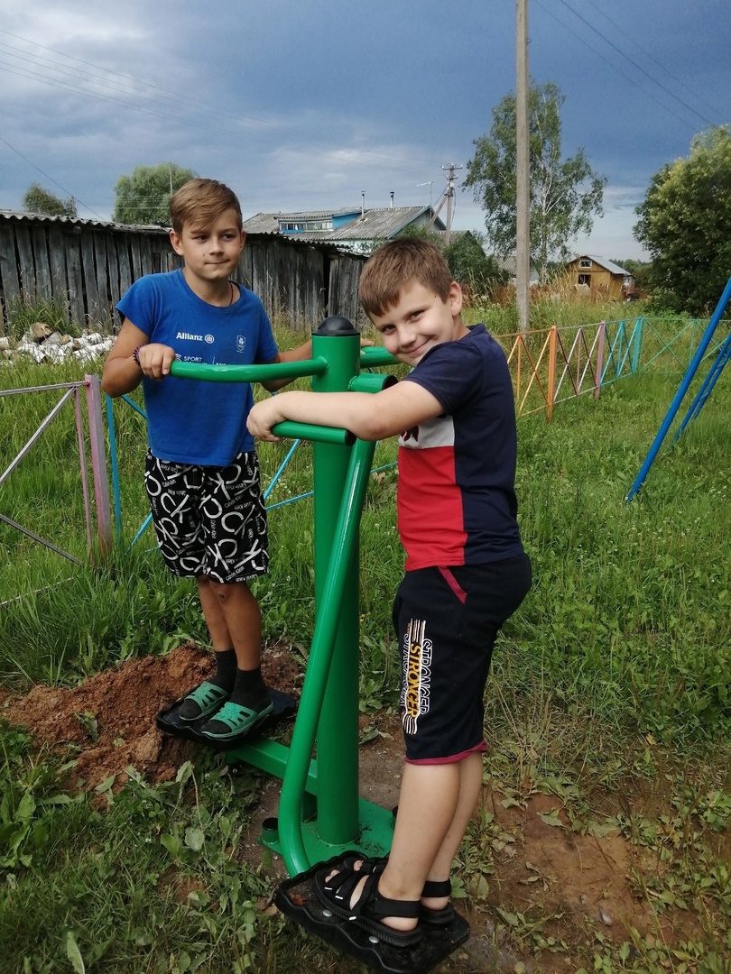 В д. Нагаткино жители установили уличные тренажеры.