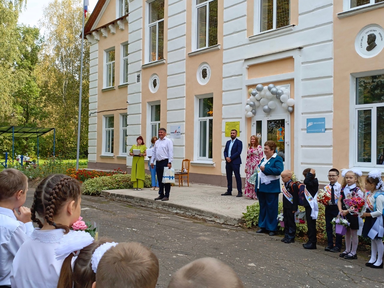 Сегодня по всей стране школы открывают двери для своих учеников. Начался новый учебный год!.