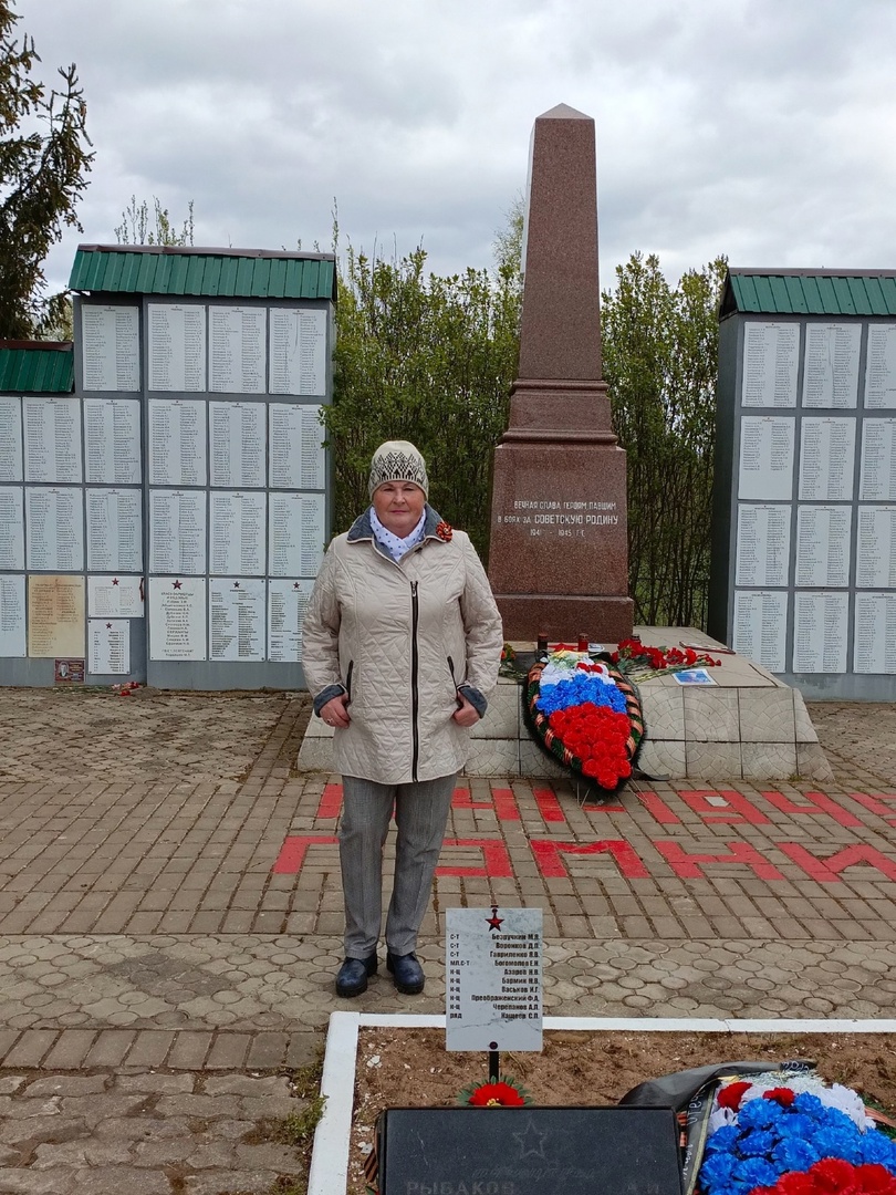 В преддверии праздника Великой Победы, 6 мая, воинское захоронение д. Байново посетила Степанова Галина Гавриловна..