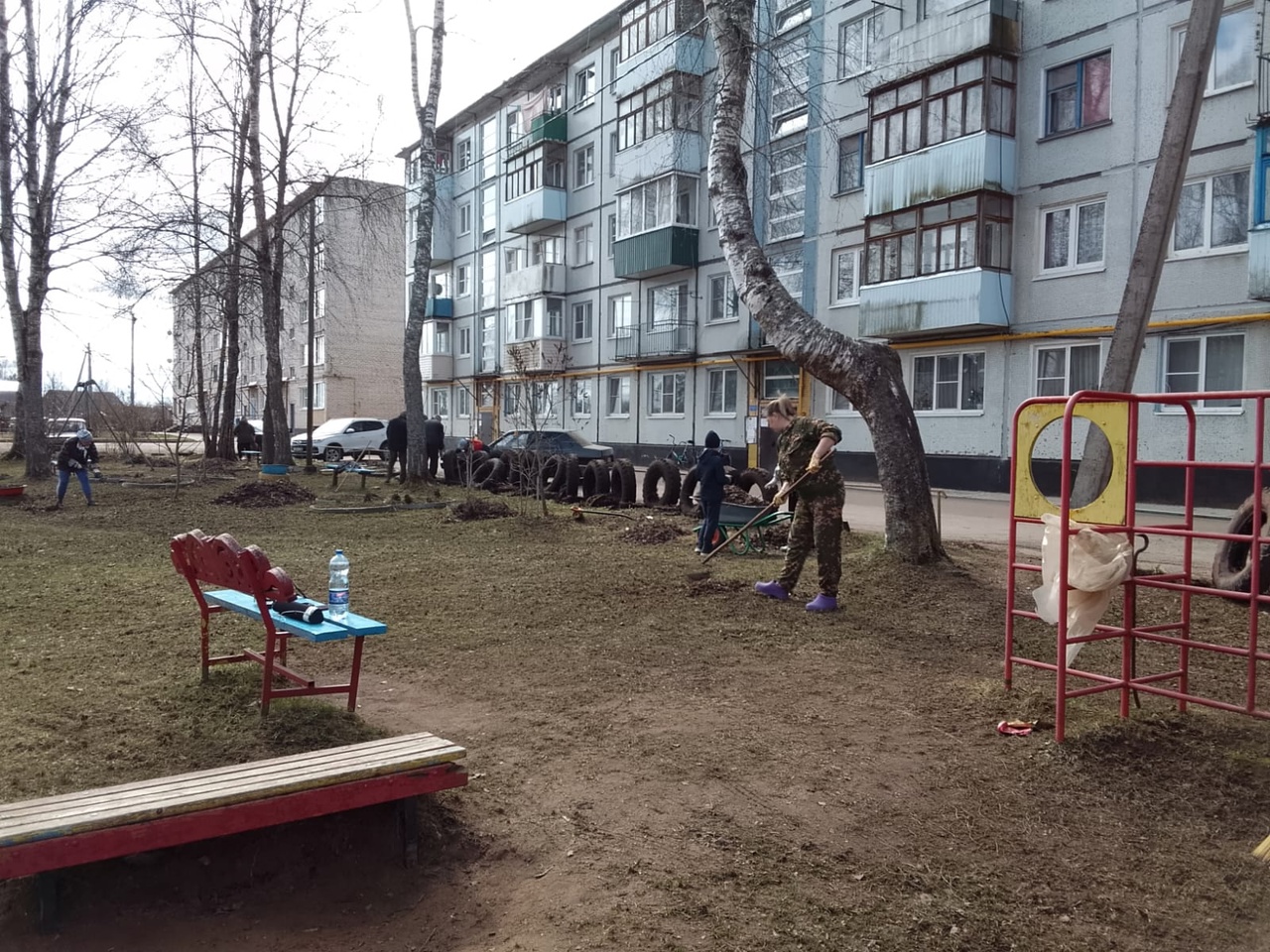 Территория двора и вокруг дома - чистая!.