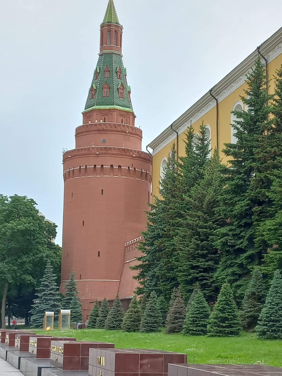 Память жива: сад в честь Героев-кремлевцев, отдавших жизни за Родину.