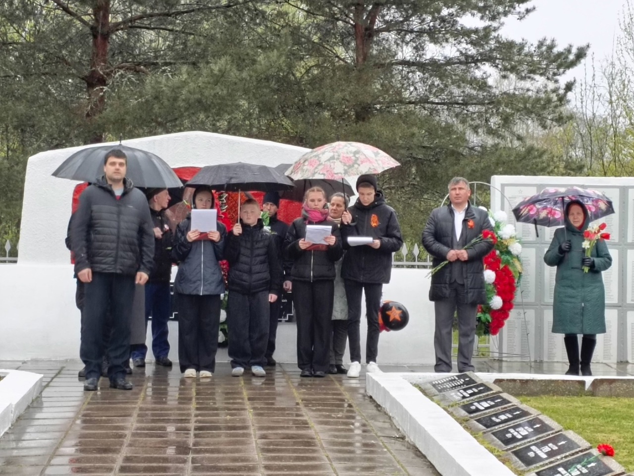 Повсюду звучат поздравления с Днем Победы..