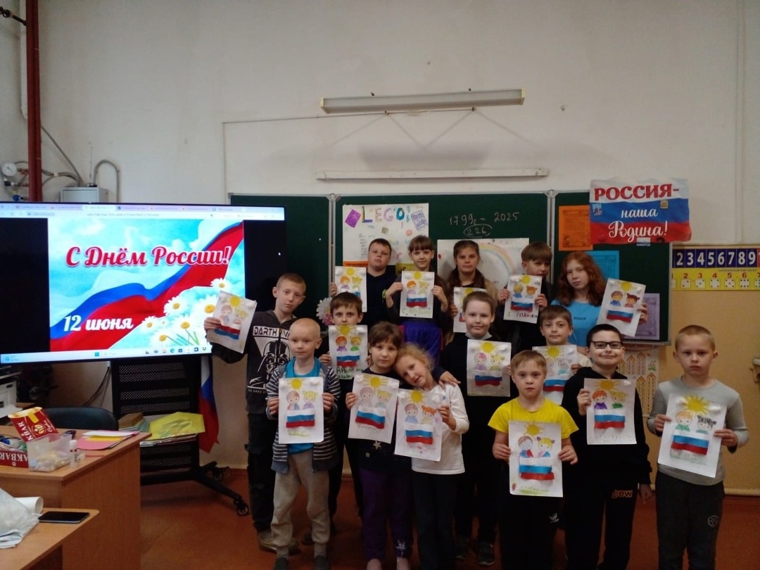 В школьном лагере дети готовятся к празднованию Дню России!.